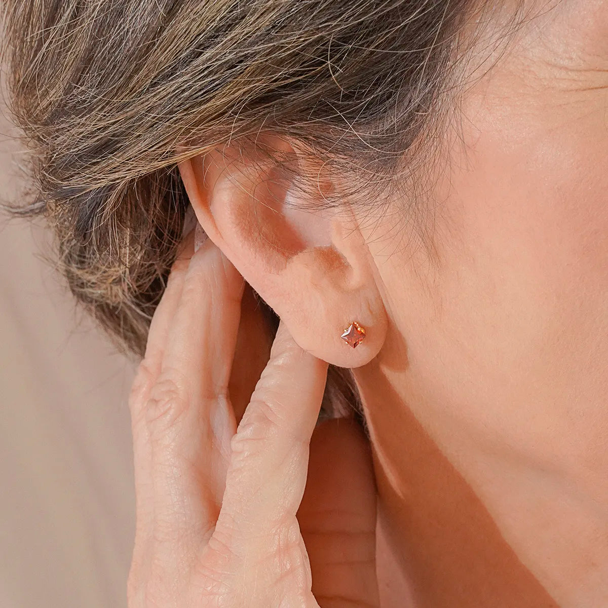 ARETE TOPO CIRCON CUADRADO ROJO